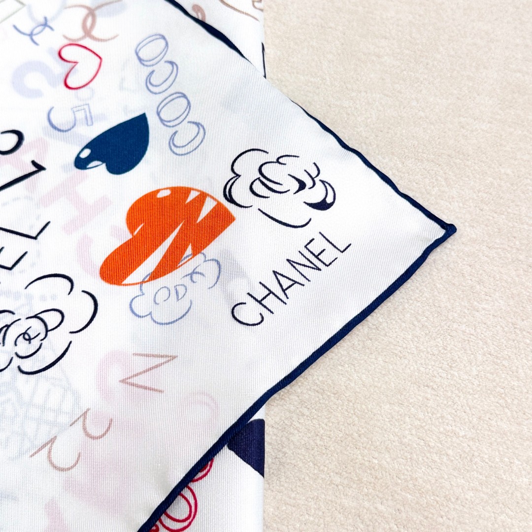 
撒狗粮系列！！Love,真情永在！
🖤一条印有chanel小姐的爱物与品牌的字母Logo交织图案巧妙搭