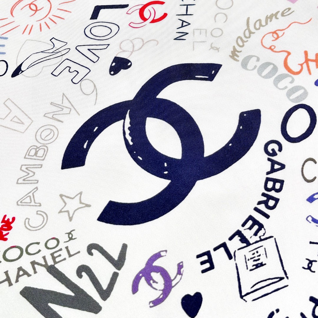 
撒狗粮系列！！Love,真情永在！
🖤一条印有chanel小姐的爱物与品牌的字母Logo交织图案巧妙搭