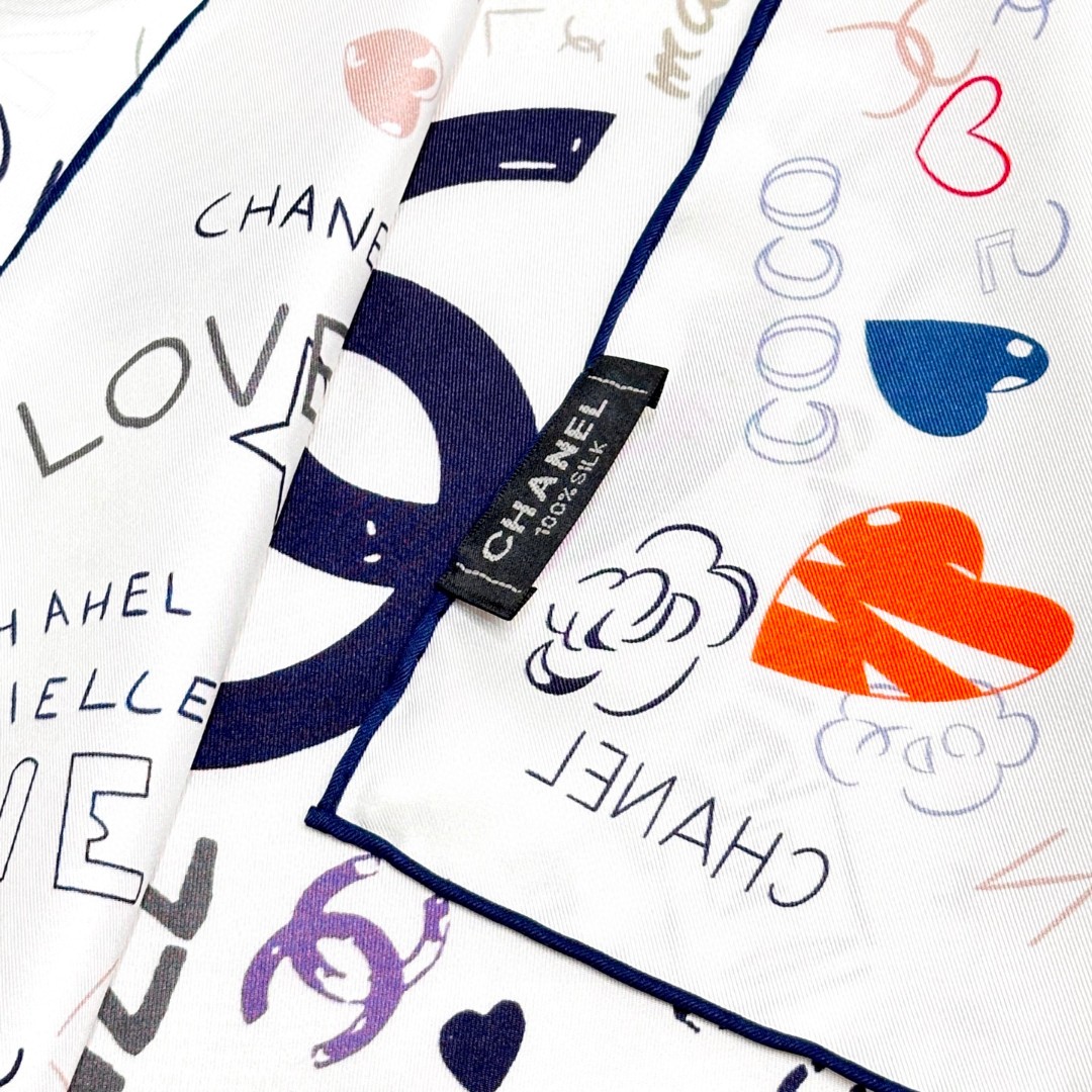 
撒狗粮系列！！Love,真情永在！
🖤一条印有chanel小姐的爱物与品牌的字母Logo交织图案巧妙搭