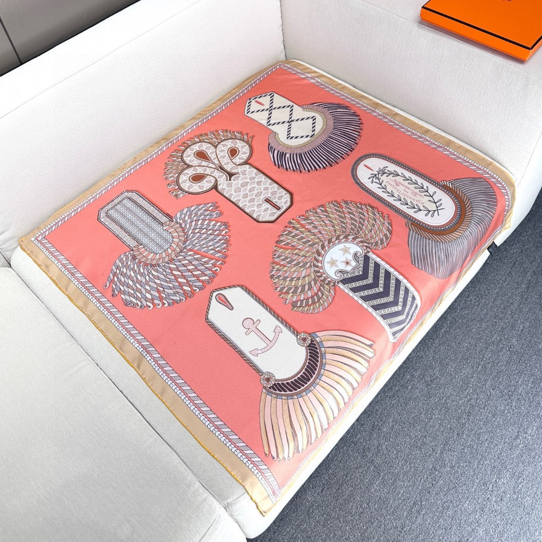 。Hermes ~~
“华丽肩章”90厘米双面方巾
18mm顶级真丝双面异色方巾
手工卷边斜纹真丝双面方