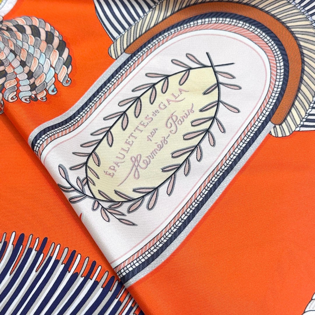 。Hermes ~~
“华丽肩章”90厘米双面方巾
18mm顶级真丝双面异色方巾
手工卷边斜纹真丝双面方