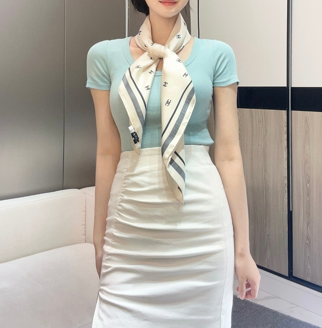 
𝐂𝐡𝐚𝐧𝐞𝐥 • 25𝑷《蝴蝶结方巾》黑粉色 𝐆𝐃同款😍
Size：90x90cm 100%真丝 18