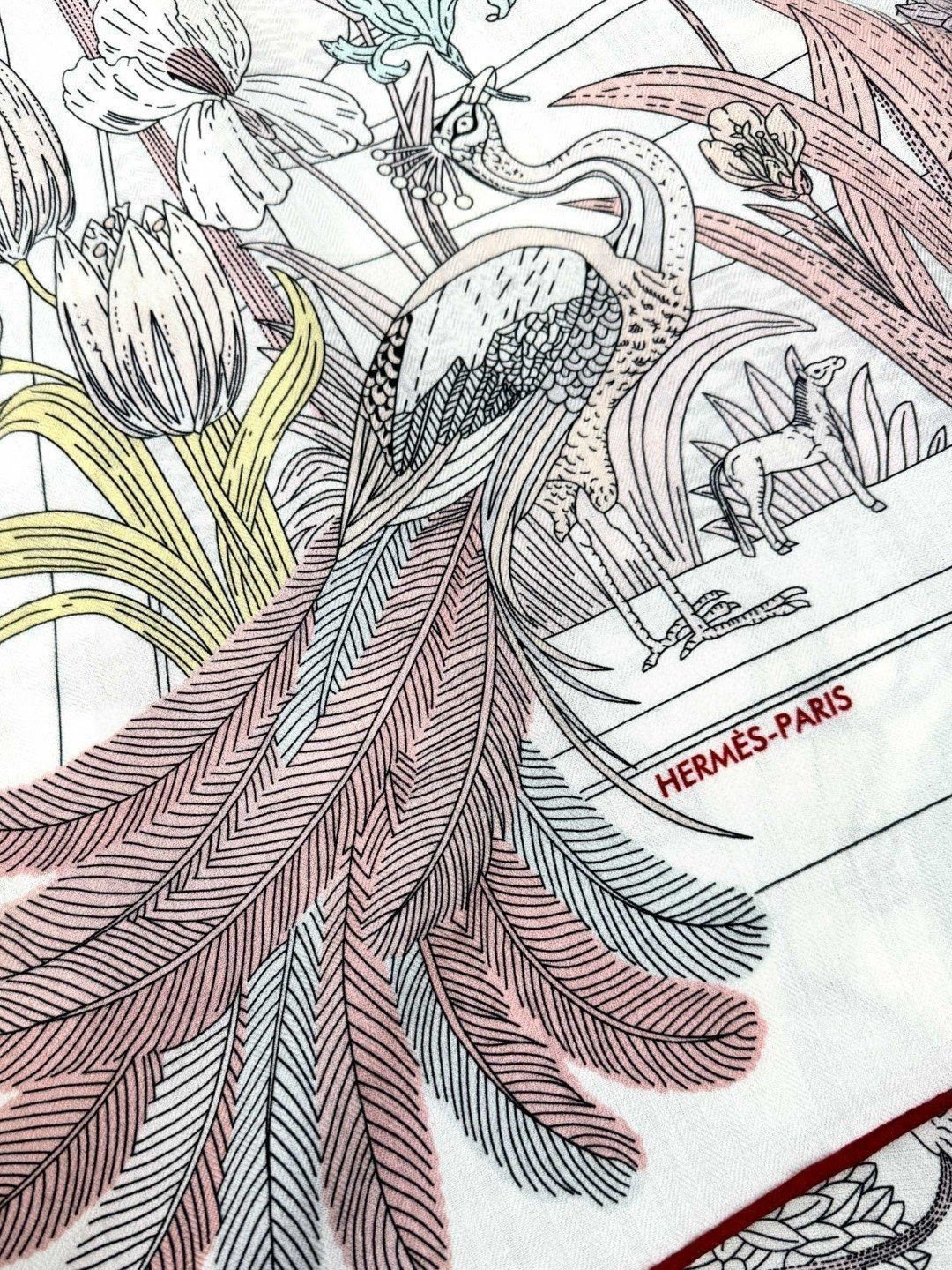   2025年最新原单爱马仕【140顶级丝羊绒方巾，双面同色】👍 描绘了一座中西合璧的动物园。在这里，动