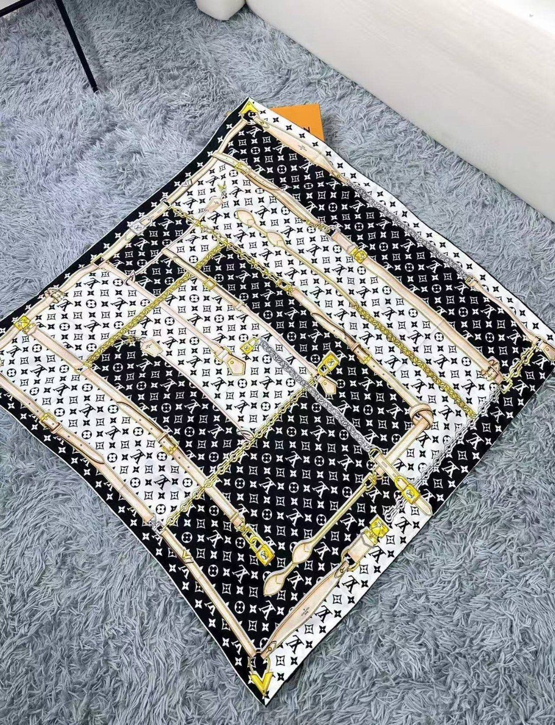 14姆米 18姆米二品质到货品名: 皮带方巾面料：真丝尺寸：90*90颜色：栗色 黑白 粉色