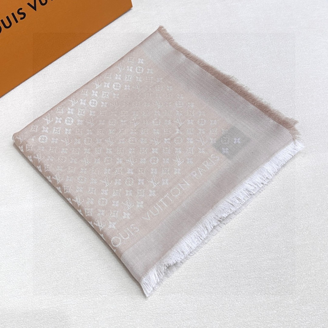   LV新鲜出炉的超赞小披肩~！】披肩尺寸是少有的120cm*120cm，小字母老花的设计，真的超级心水