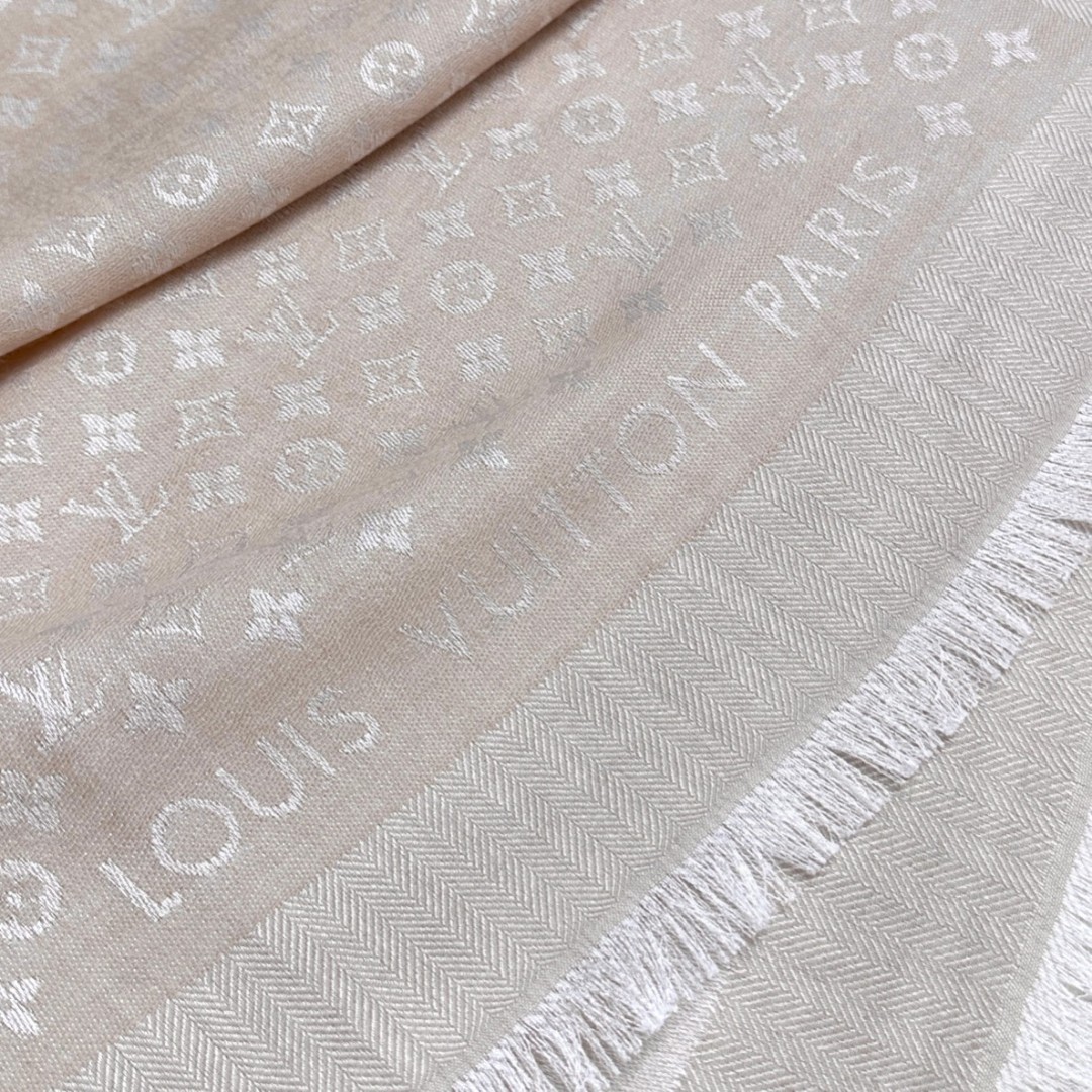   LV新鲜出炉的超赞小披肩~！】披肩尺寸是少有的120cm*120cm，小字母老花的设计，真的超级心水