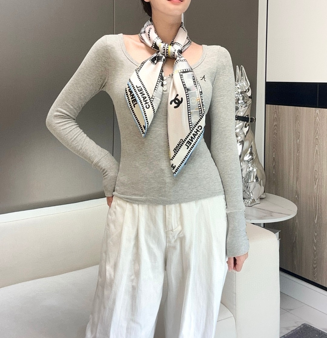 强推～可当抹胸穿的Chanel丝巾
【18mm顶级真丝双面同色丝巾】

复古胶片图案的设计风格
真的超级