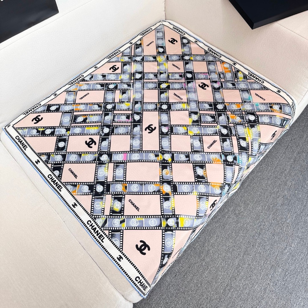 强推～可当抹胸穿的Chanel丝巾
【18mm顶级真丝双面同色丝巾】

复古胶片图案的设计风格
真的超级