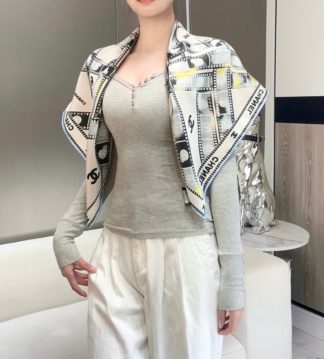 强推～可当抹胸穿的Chanel丝巾
【18mm顶级真丝双面同色丝巾】

复古胶片图案的设计风格
真的超级