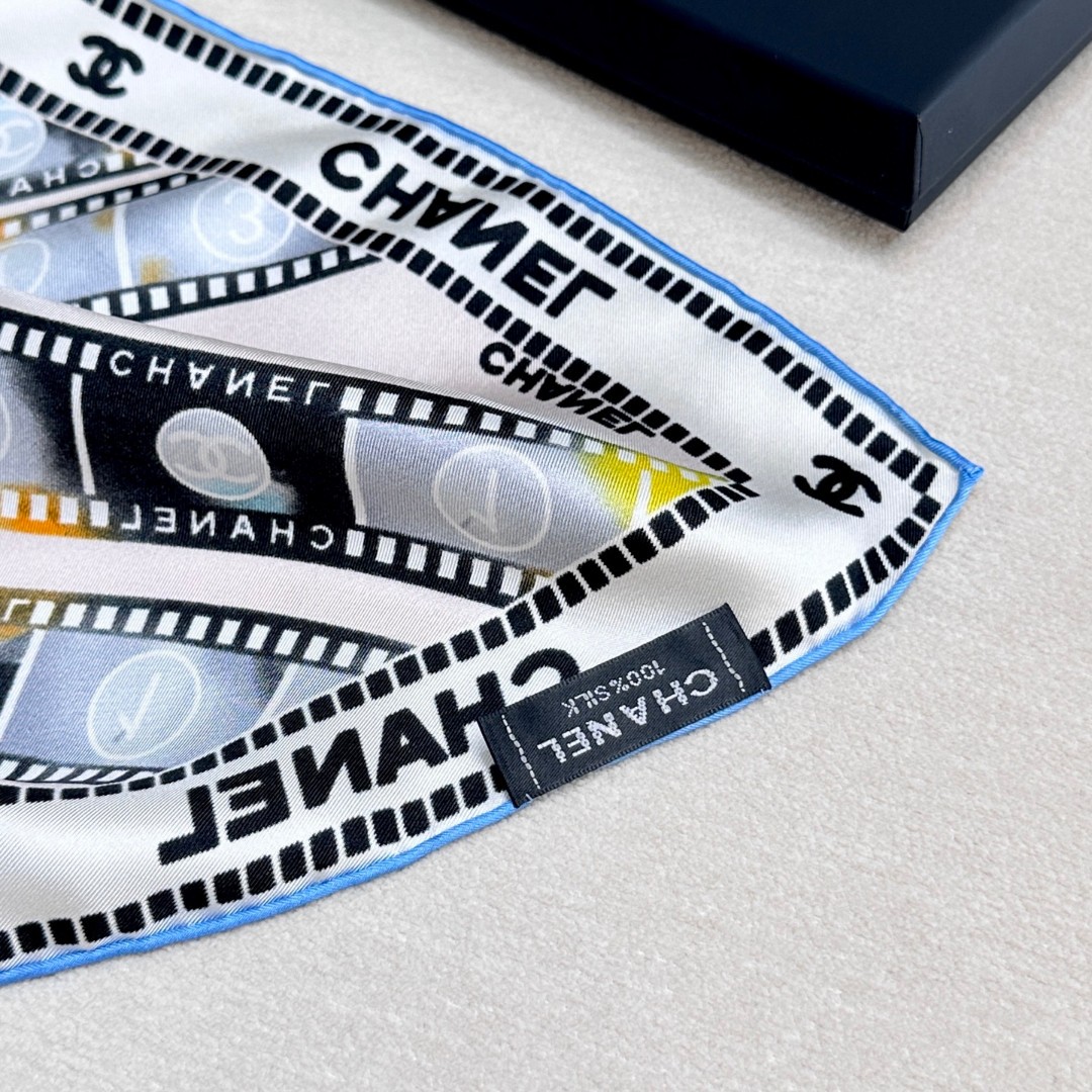 强推～可当抹胸穿的Chanel丝巾
【18mm顶级真丝双面同色丝巾】

复古胶片图案的设计风格
真的超级