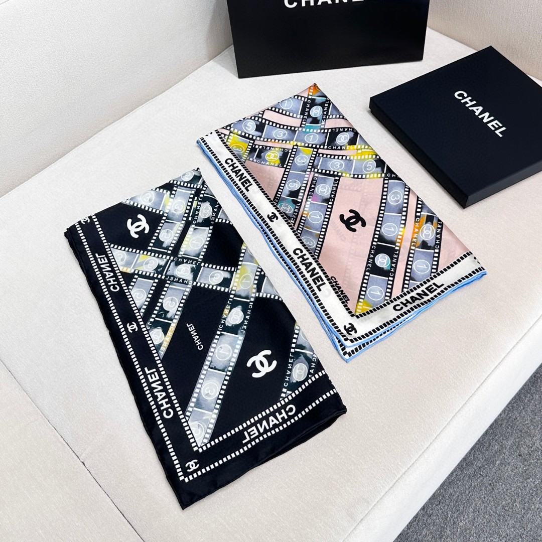 强推～可当抹胸穿的Chanel丝巾
【18mm顶级真丝双面同色丝巾】

复古胶片图案的设计风格
真的超级