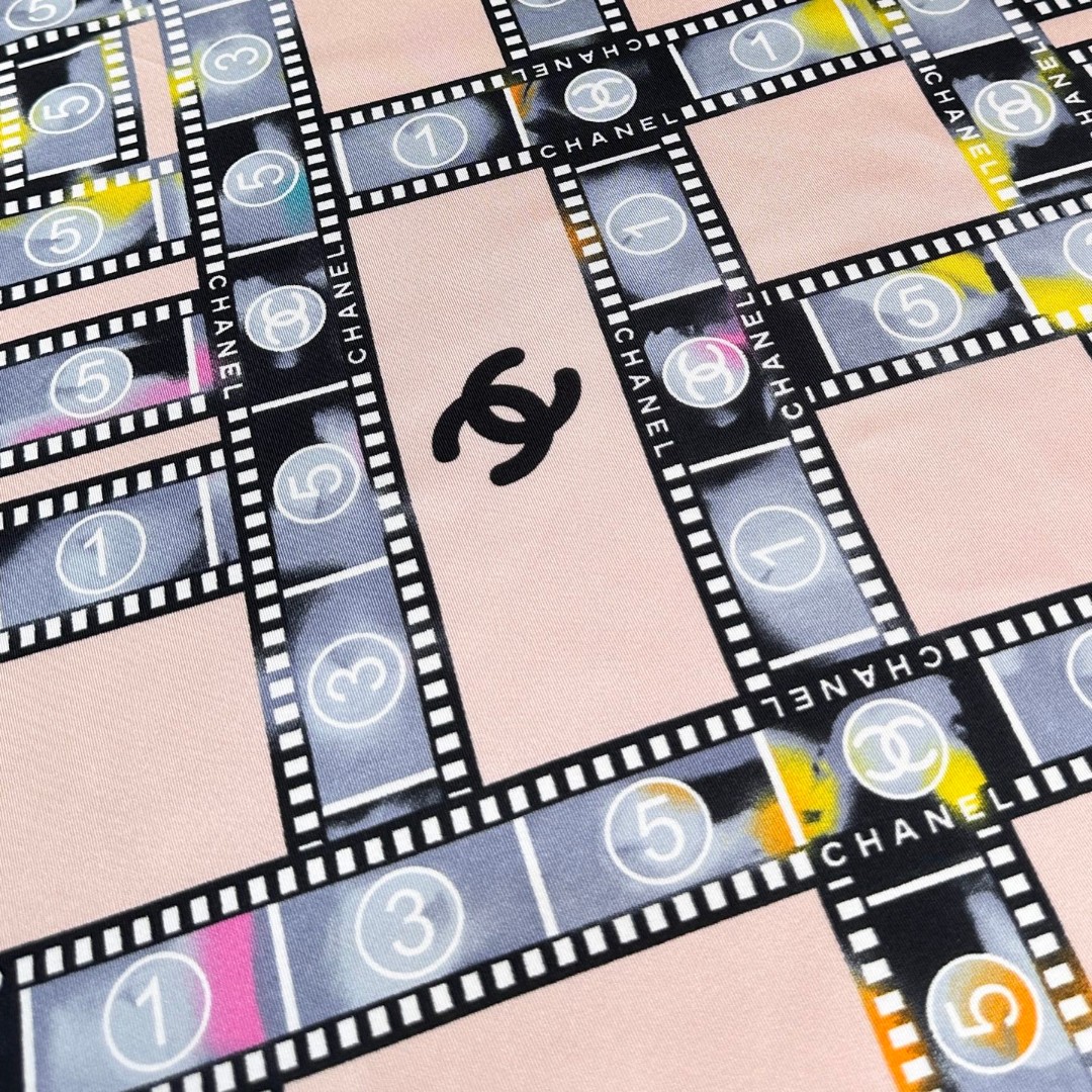 强推～可当抹胸穿的Chanel丝巾
【18mm顶级真丝双面同色丝巾】

复古胶片图案的设计风格
真的超级