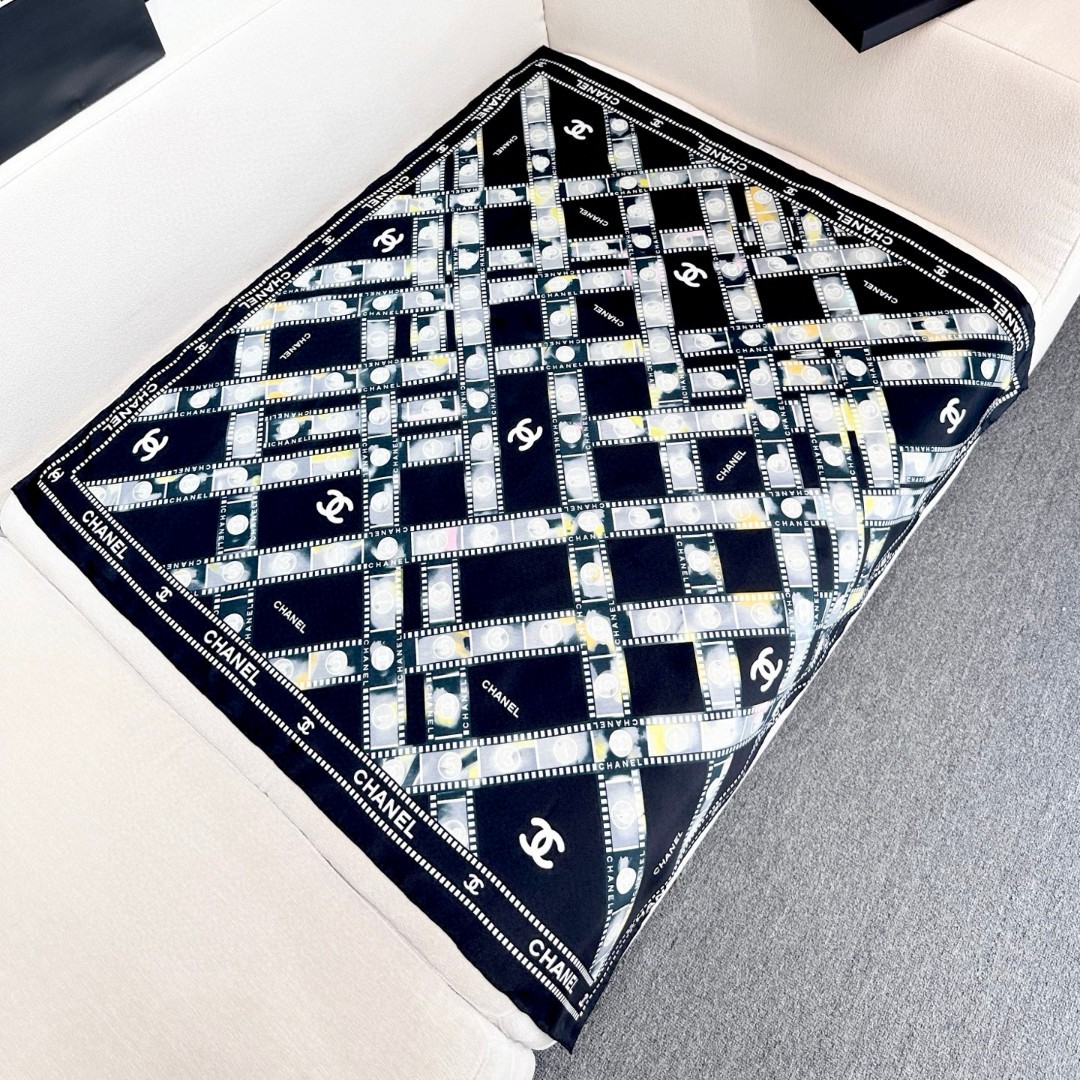 强推～可当抹胸穿的Chanel丝巾
【18mm顶级真丝双面同色丝巾】

复古胶片图案的设计风格
真的超级