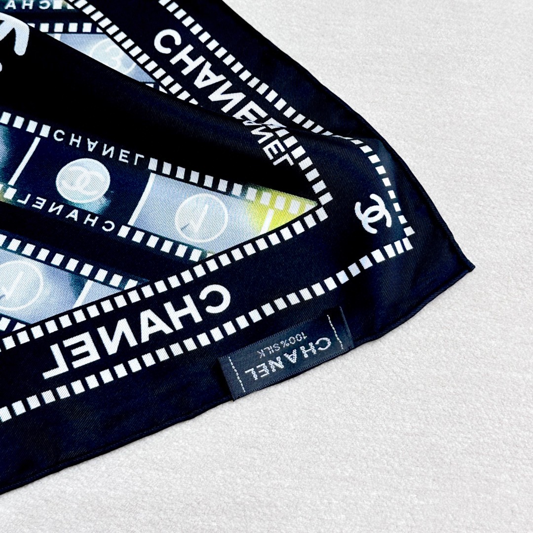 强推～可当抹胸穿的Chanel丝巾
【18mm顶级真丝双面同色丝巾】

复古胶片图案的设计风格
真的超级