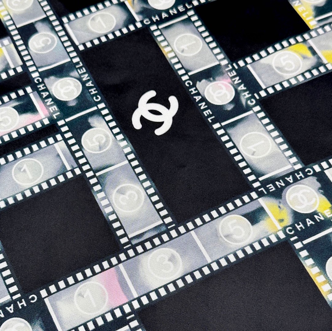 强推～可当抹胸穿的Chanel丝巾
【18mm顶级真丝双面同色丝巾】

复古胶片图案的设计风格
真的超级