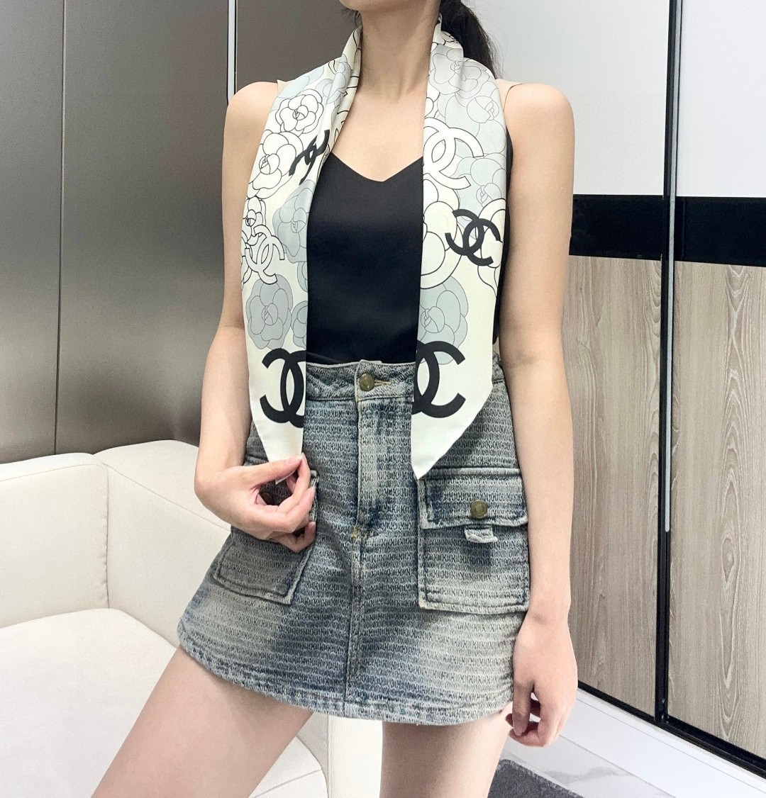  上新💞对于小香的丝巾真是难以抗拒!关键这条还这么特别，双面色，一面山茶花，另外一面经典双C。一条当两条