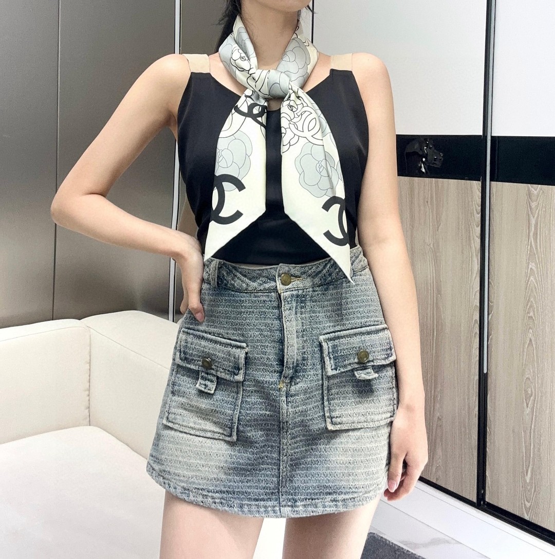  上新💞对于小香的丝巾真是难以抗拒!关键这条还这么特别，双面色，一面山茶花，另外一面经典双C。一条当两条