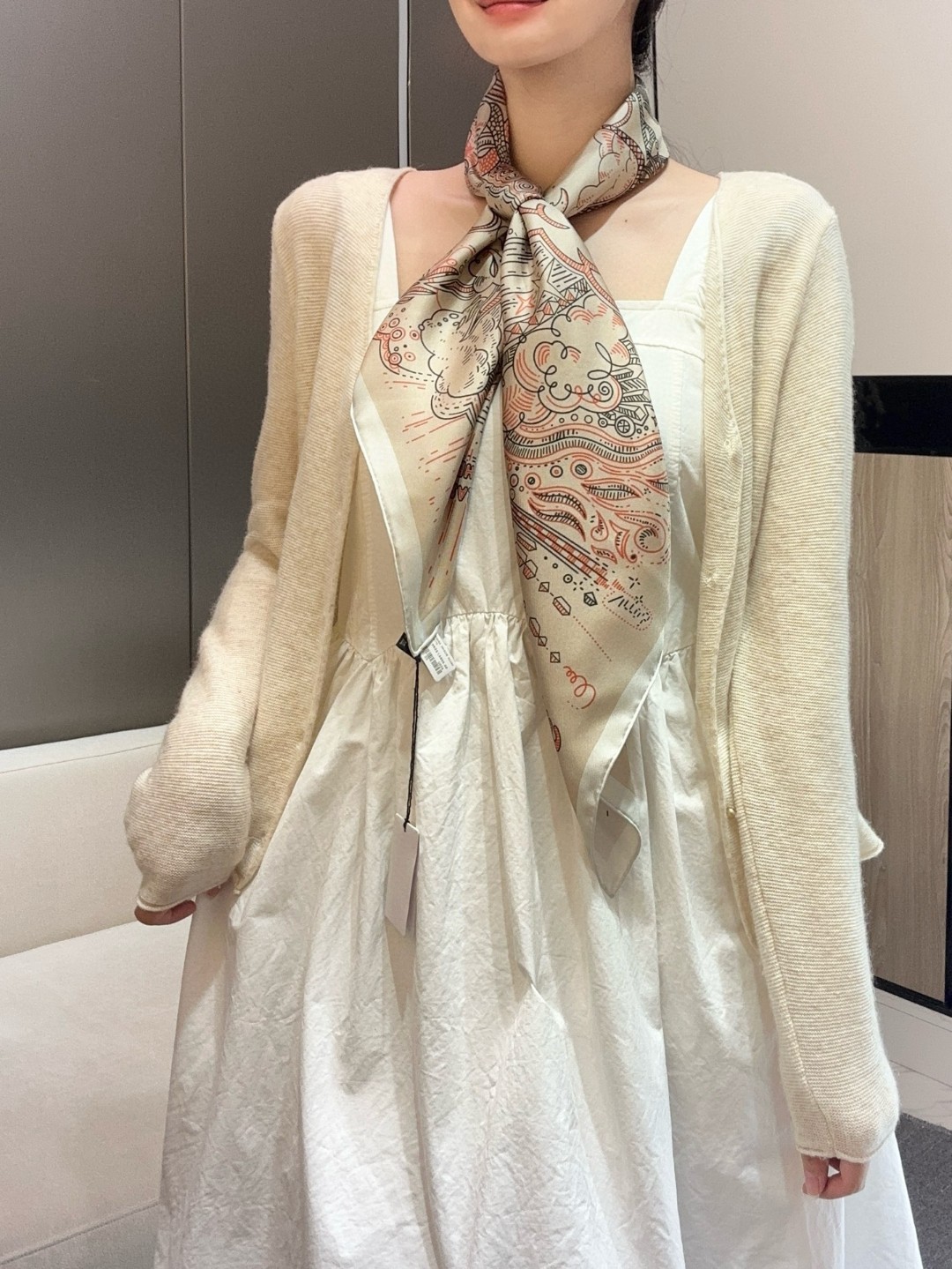  “正在接通中”90方巾
【16mm顶级真丝单面面同色印花】
手工卷边斜纹真丝方巾（100%桑蚕丝）。
