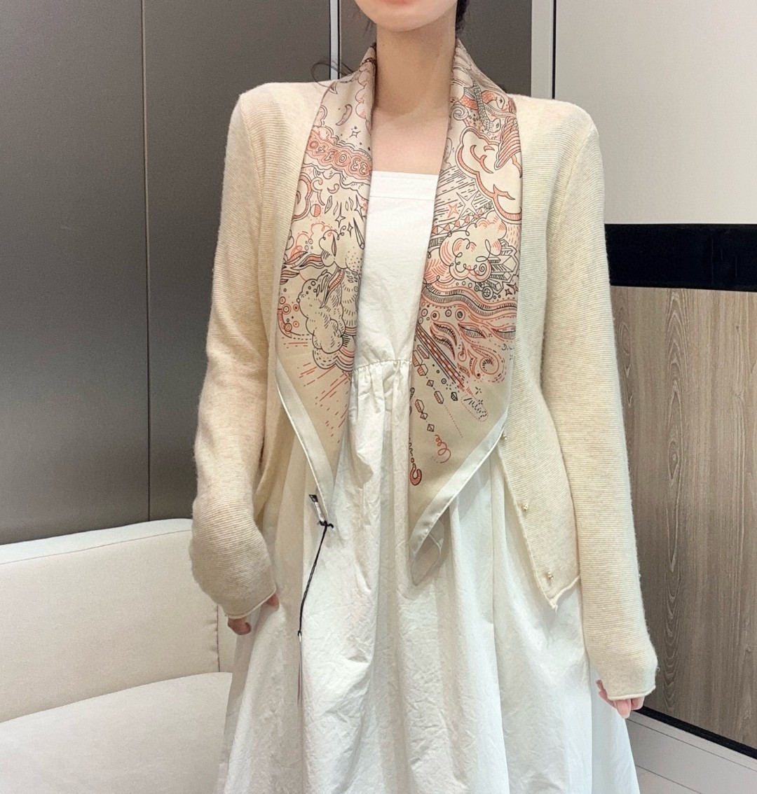  “正在接通中”90方巾
【16mm顶级真丝单面面同色印花】
手工卷边斜纹真丝方巾（100%桑蚕丝）。
