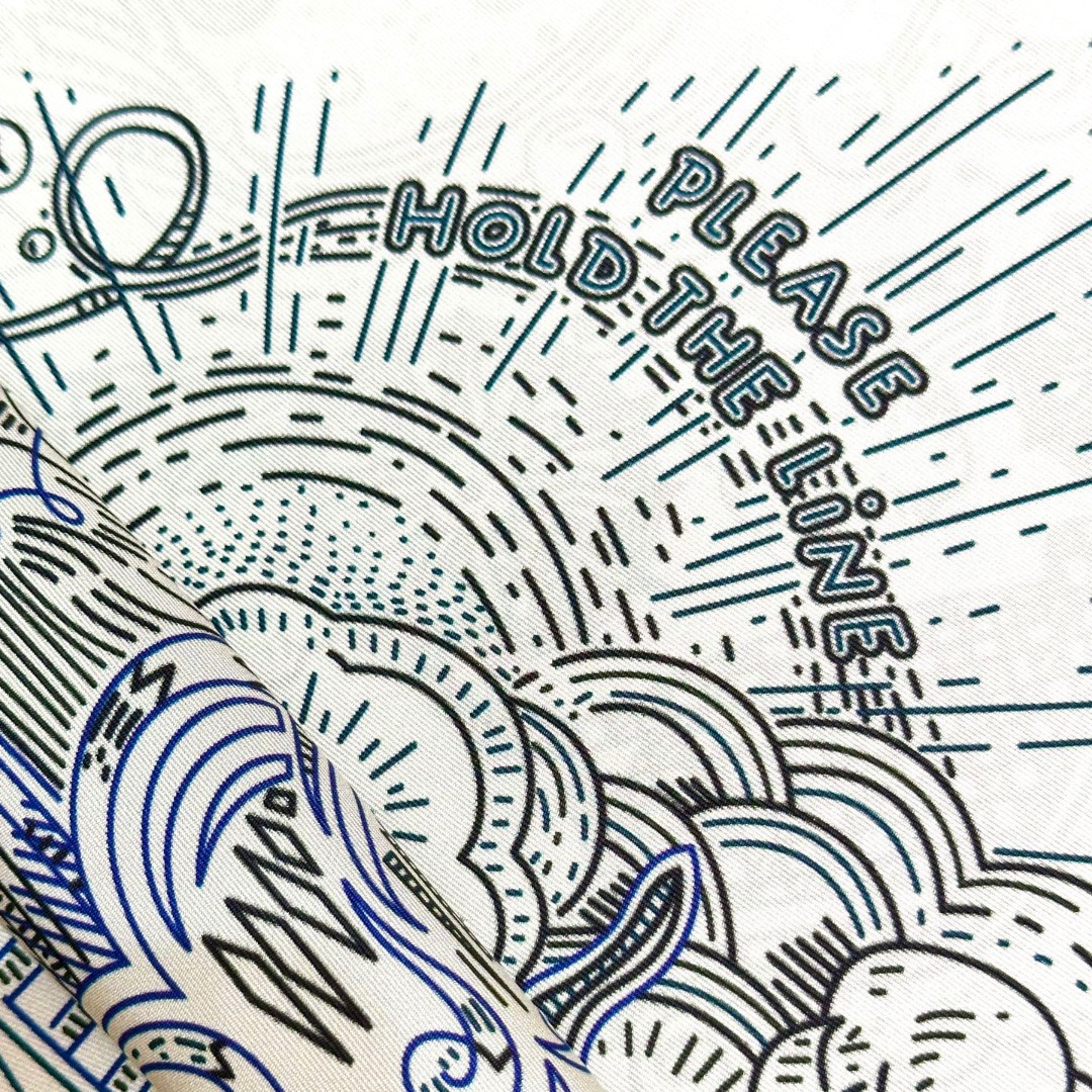 “正在接通中”90方巾
【16mm顶级真丝单面面同色印花】
手工卷边斜纹真丝方巾（100%桑蚕丝）。
