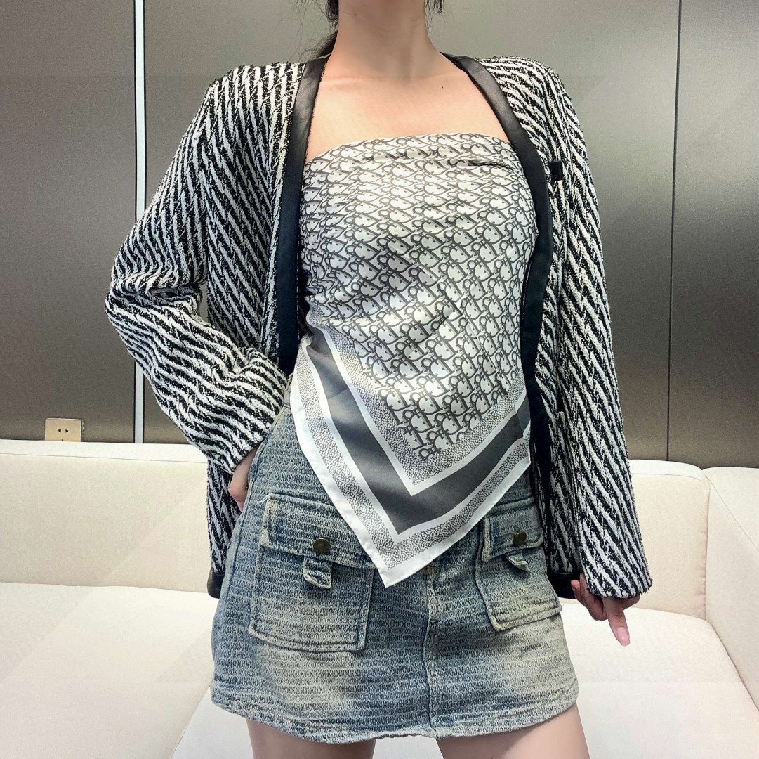 😘👍D家专柜经典主打款【D老花双面90】真丝方巾💟 这款Diortwin方巾采用双色双面设计，向标志性