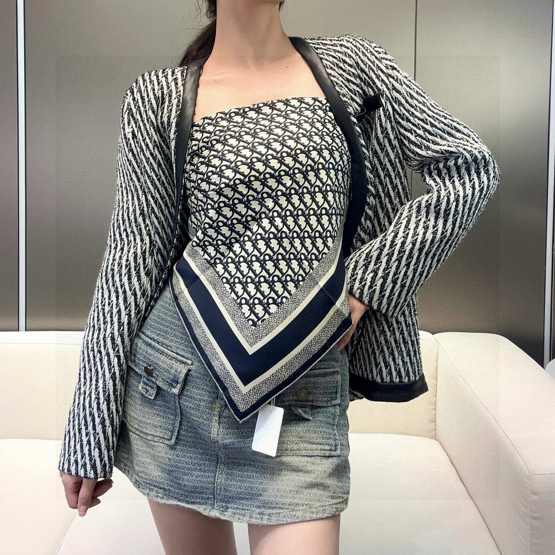  😘👍D家专柜经典主打款【D老花双面90】真丝方巾💟 这款Diortwin方巾采用双色双面设计，向标志性