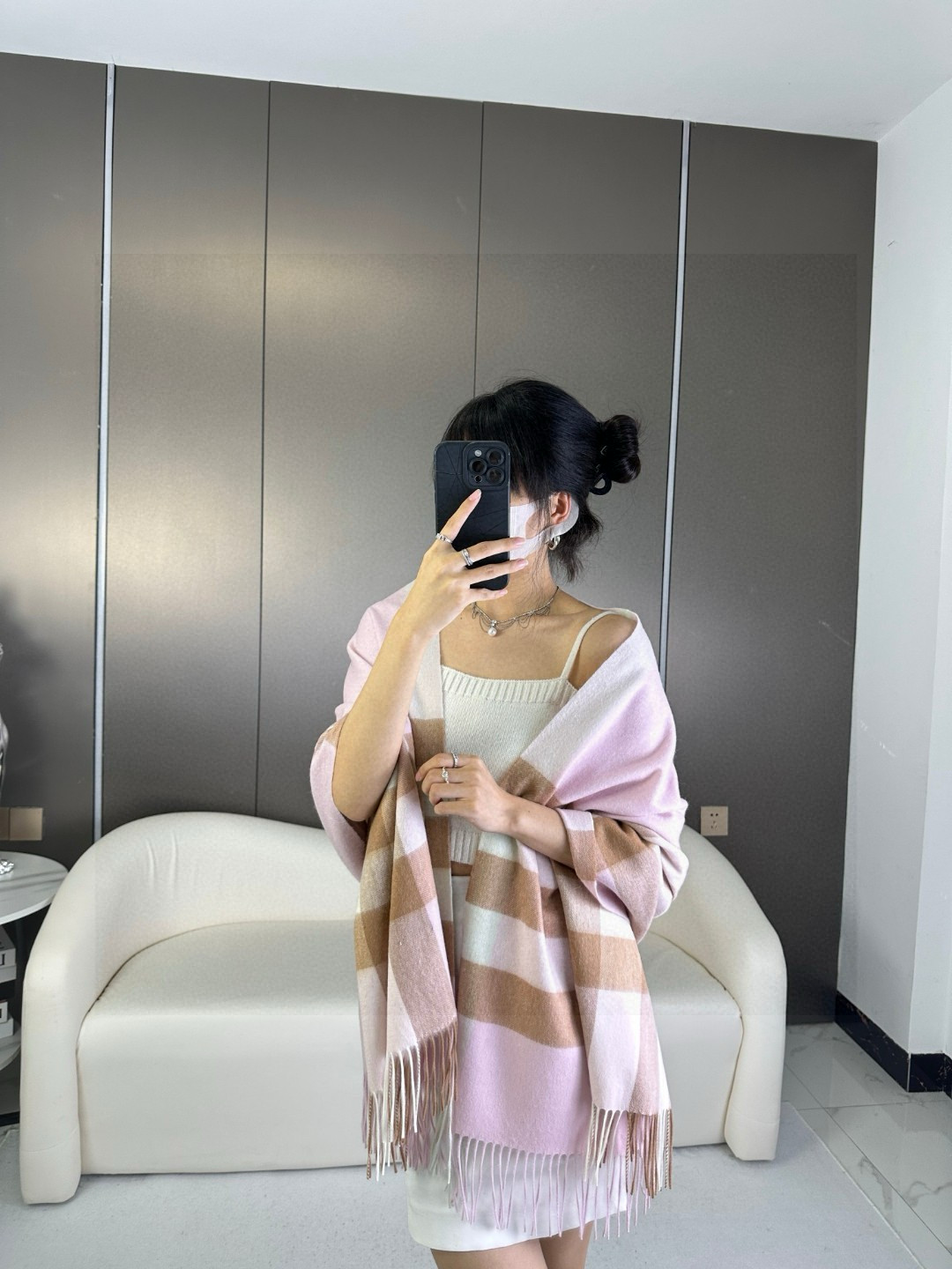   爆款巴宝莉经典大格子大披肩，人手必备，专柜最新小白标～吊牌齐全，非市场便宜货，经典专柜补单流出！极品