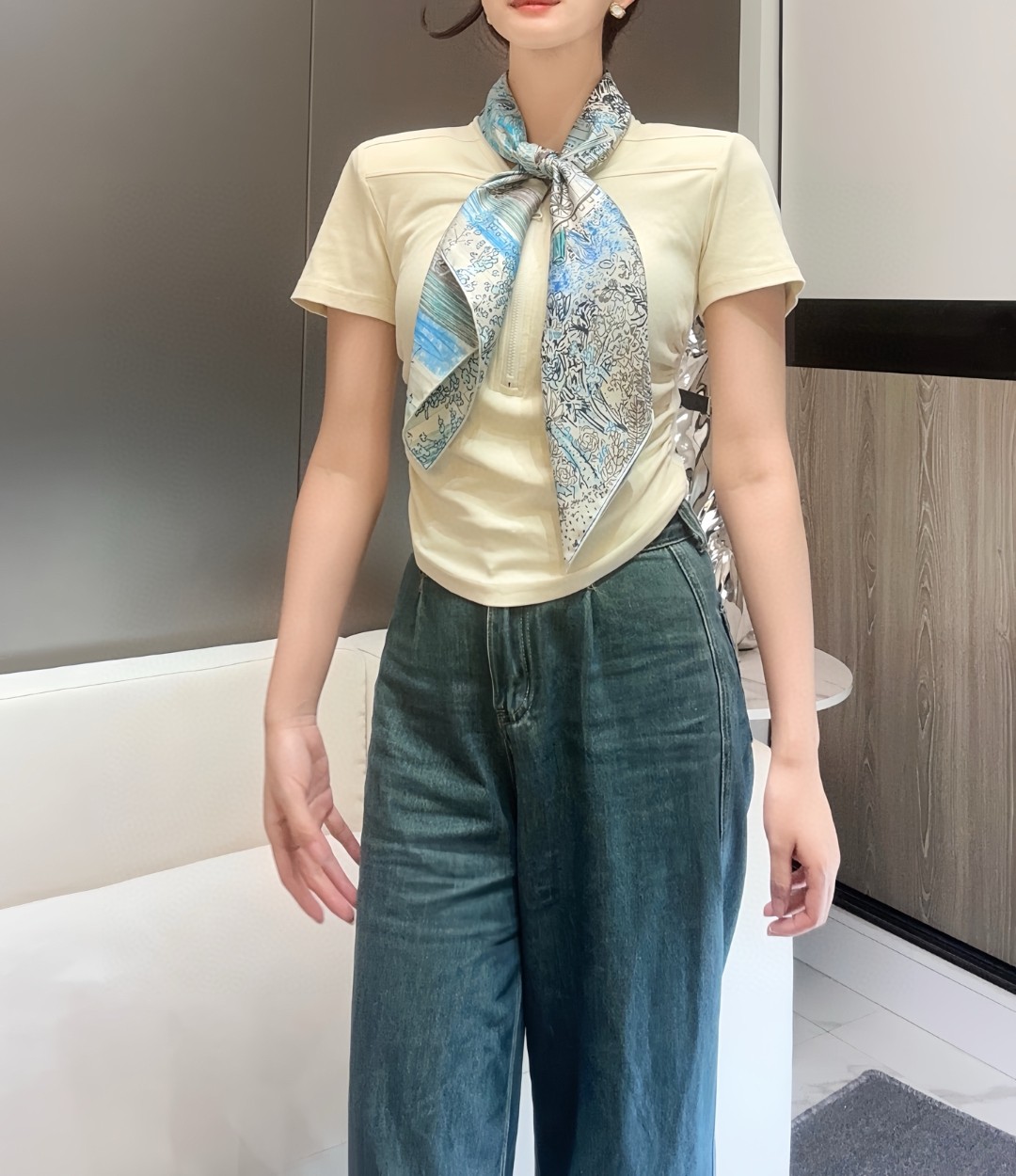   “翱翔福宝之梦”90方巾～18mm顶级真丝双面印花
手工卷边斜纹真丝方巾（100%桑蚕丝）。
这款爱