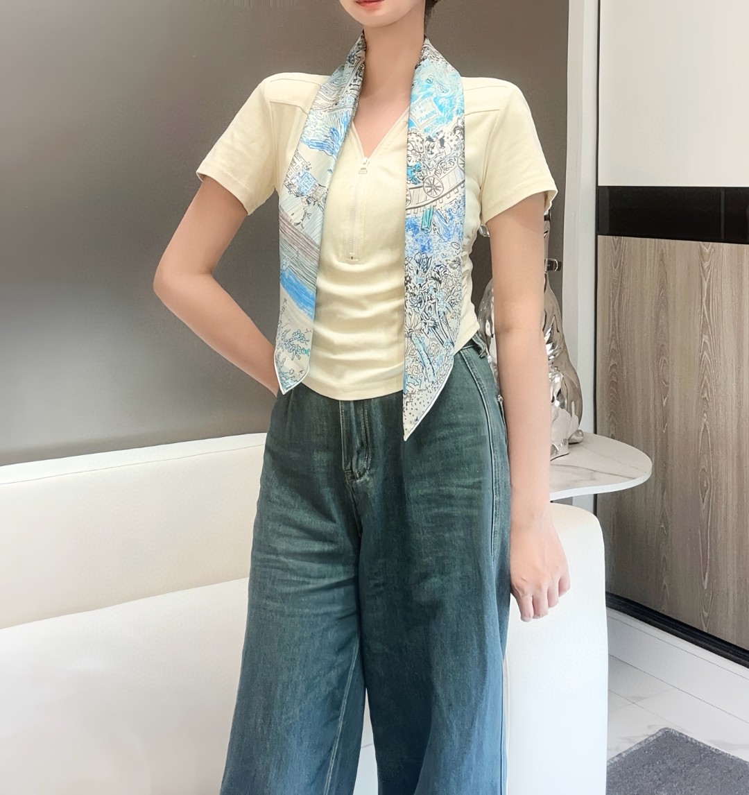   “翱翔福宝之梦”90方巾～18mm顶级真丝双面印花
手工卷边斜纹真丝方巾（100%桑蚕丝）。
这款爱