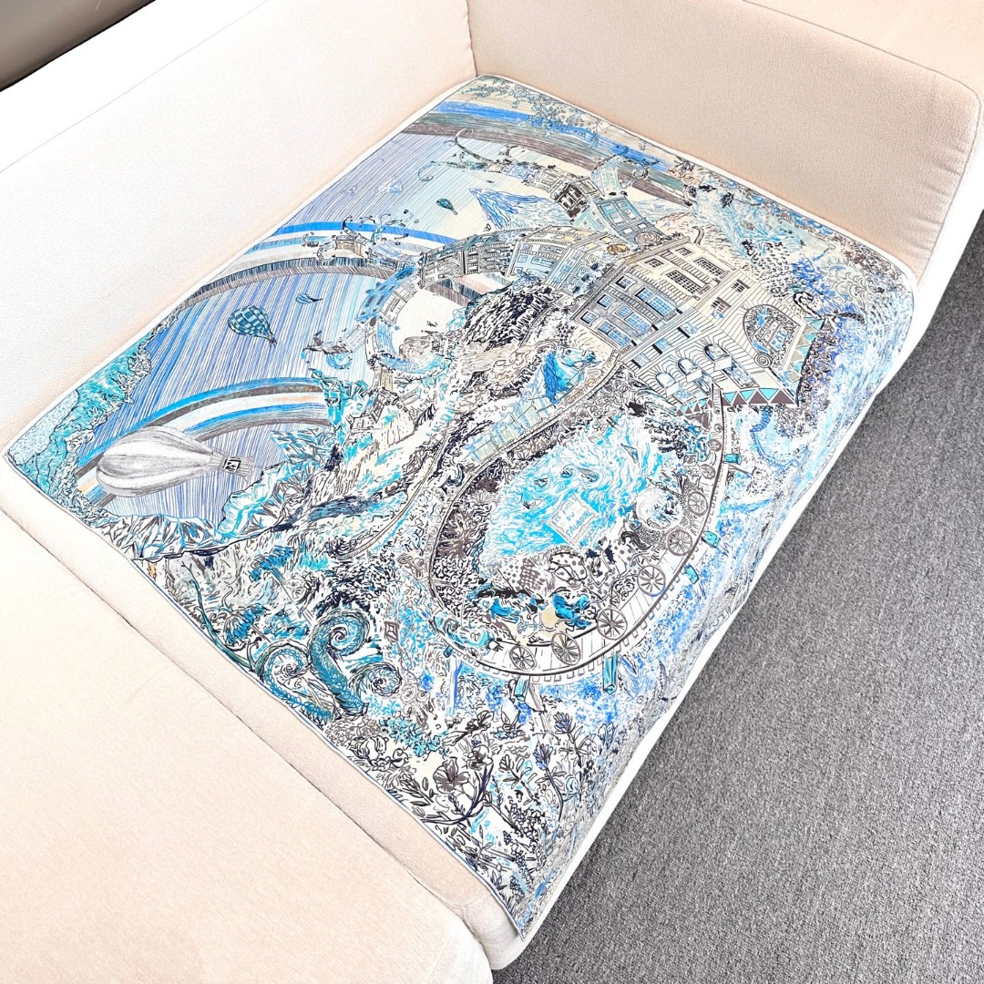   “翱翔福宝之梦”90方巾～18mm顶级真丝双面印花
手工卷边斜纹真丝方巾（100%桑蚕丝）。
这款爱