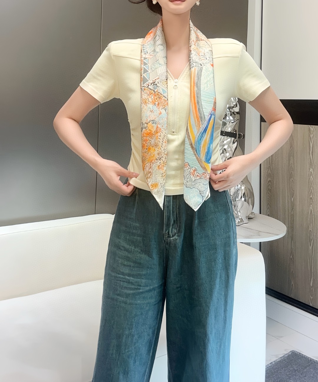   “翱翔福宝之梦”90方巾～18mm顶级真丝双面印花
手工卷边斜纹真丝方巾（100%桑蚕丝）。
这款爱