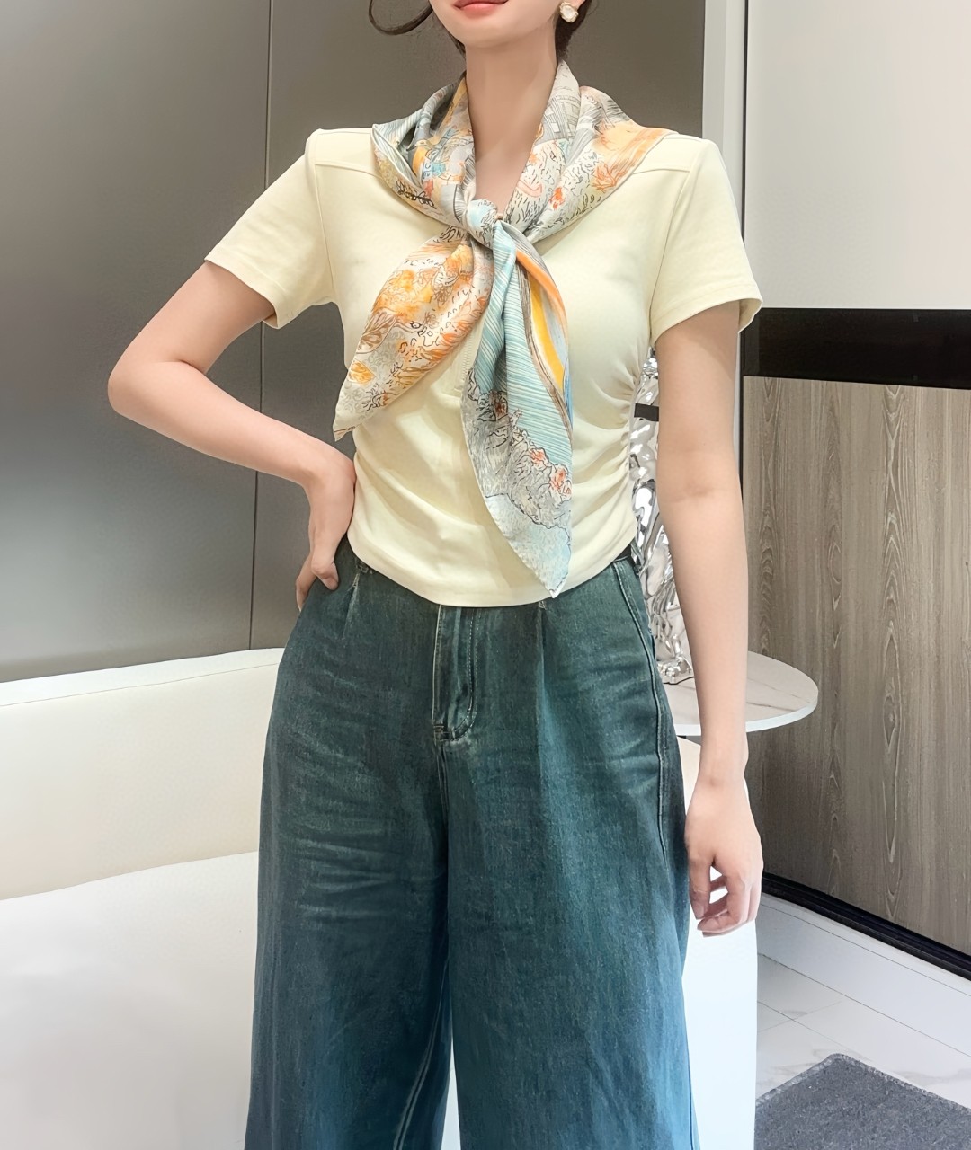   “翱翔福宝之梦”90方巾～18mm顶级真丝双面印花
手工卷边斜纹真丝方巾（100%桑蚕丝）。
这款爱