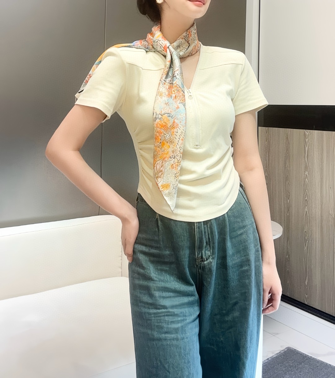   “翱翔福宝之梦”90方巾～18mm顶级真丝双面印花
手工卷边斜纹真丝方巾（100%桑蚕丝）。
这款爱