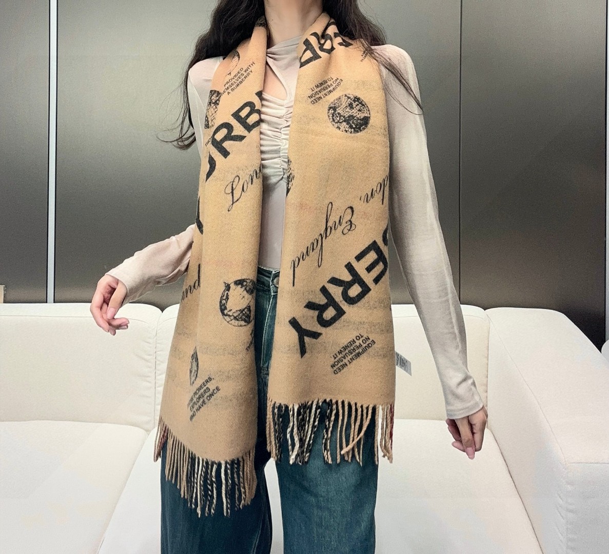  Burberry · 双面两用标签印花羊绒围巾🧣❗️意大利制围巾，选用柔软羊绒面料制成。一面装饰 Bu