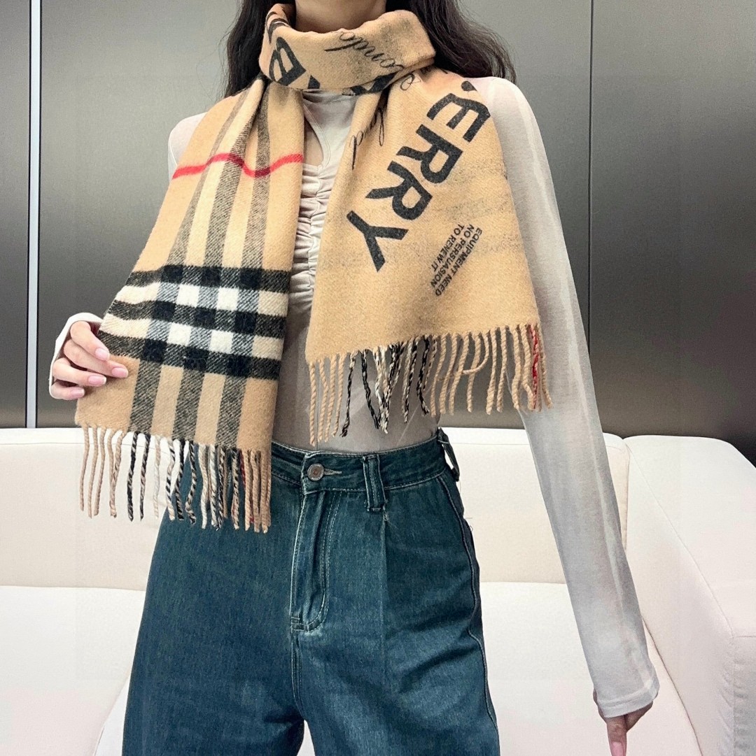  Burberry · 双面两用标签印花羊绒围巾🧣❗️意大利制围巾，选用柔软羊绒面料制成。一面装饰 Bu
