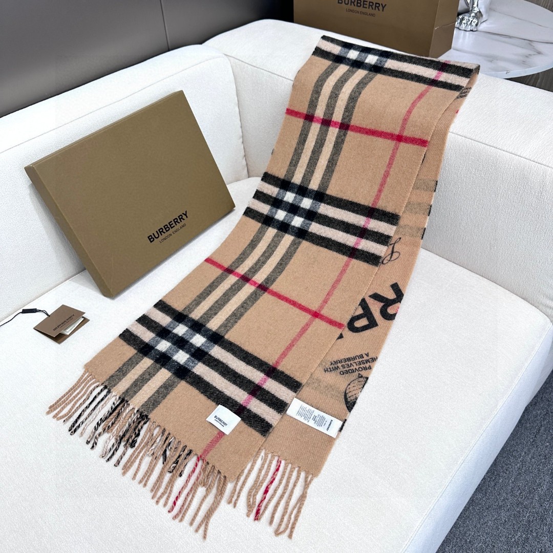 Burberry · 双面两用标签印花羊绒围巾🧣❗️意大利制围巾，选用柔软羊绒面料制成。一面装饰 Bu