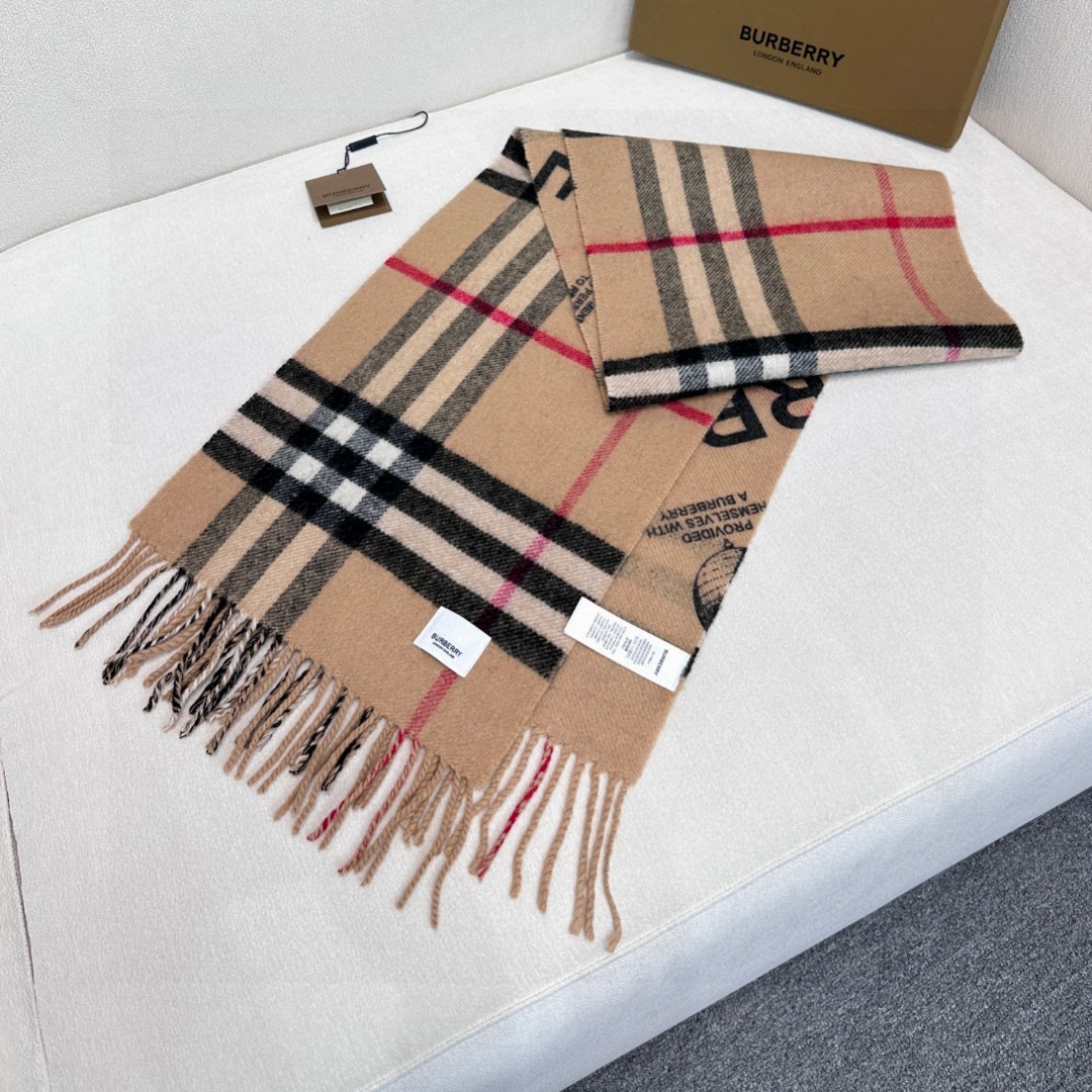  Burberry · 双面两用标签印花羊绒围巾🧣❗️意大利制围巾，选用柔软羊绒面料制成。一面装饰 Bu
