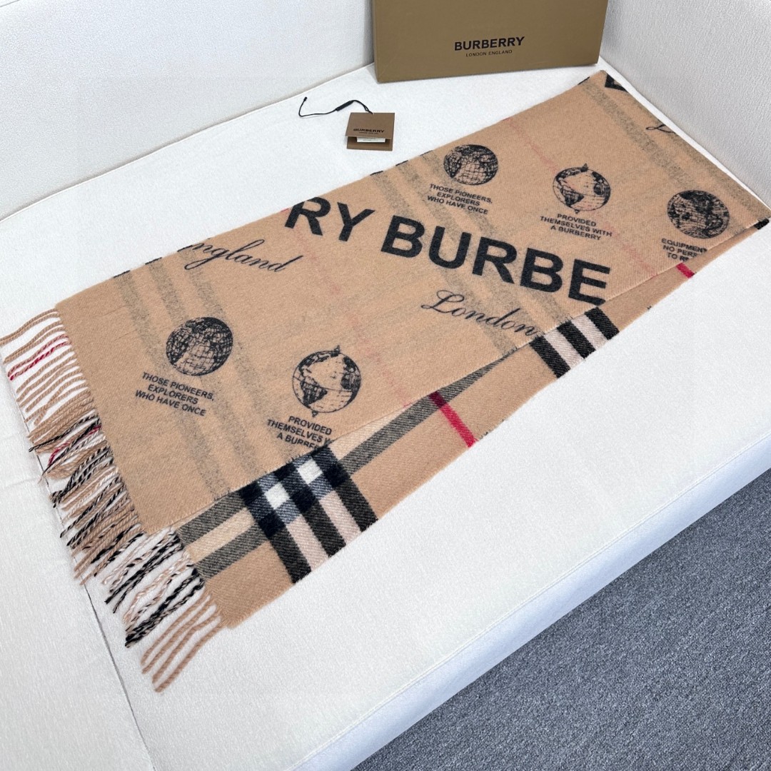  Burberry · 双面两用标签印花羊绒围巾🧣❗️意大利制围巾，选用柔软羊绒面料制成。一面装饰 Bu