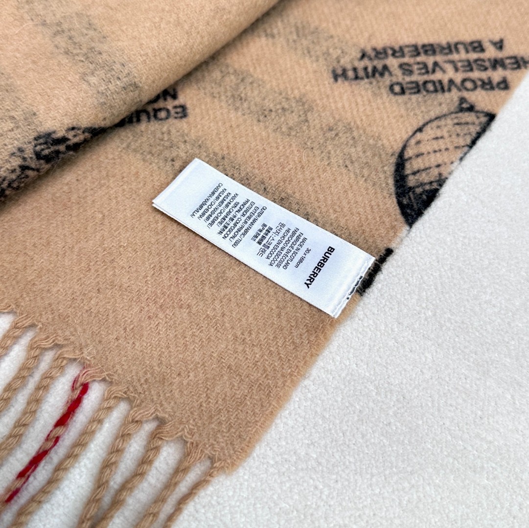  Burberry · 双面两用标签印花羊绒围巾🧣❗️意大利制围巾，选用柔软羊绒面料制成。一面装饰 Bu
