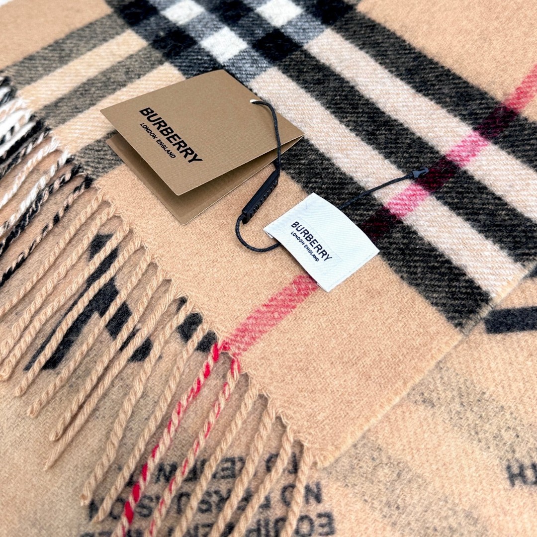  Burberry · 双面两用标签印花羊绒围巾🧣❗️意大利制围巾，选用柔软羊绒面料制成。一面装饰 Bu