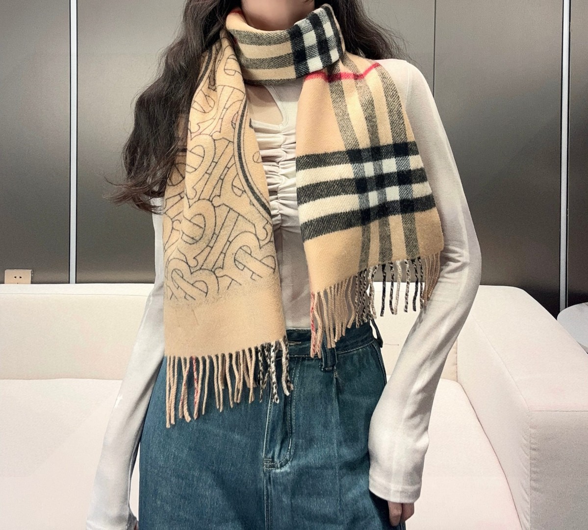  Burberry · 双面两用标签印花羊绒围巾🧣❗️意大利制围巾，选用柔软羊绒面料制成。一面装饰 Bu