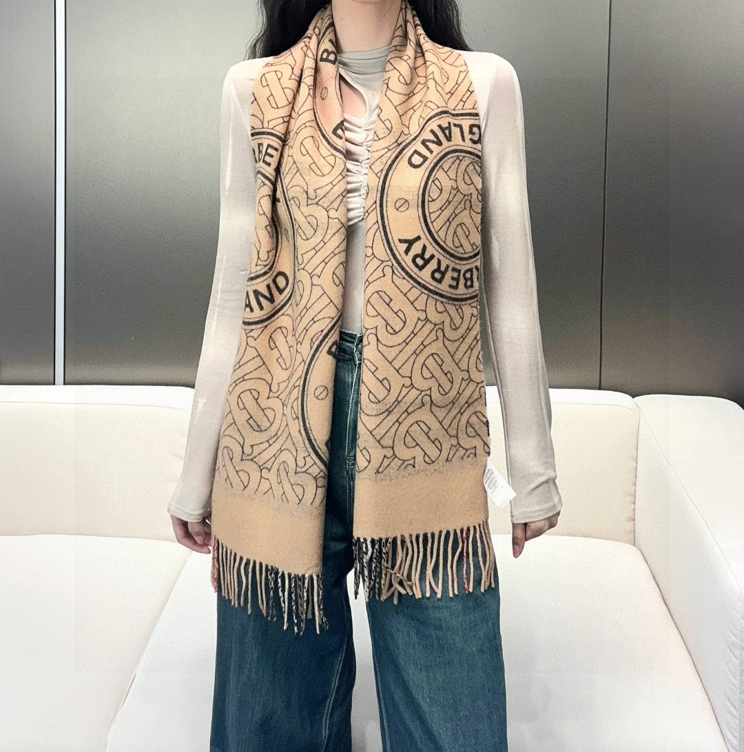  Burberry · 双面两用标签印花羊绒围巾🧣❗️意大利制围巾，选用柔软羊绒面料制成。一面装饰 Bu