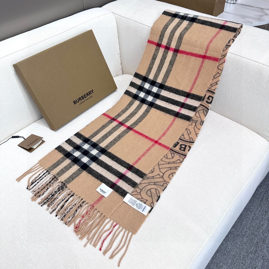  Burberry · 双面两用标签印花羊绒围巾🧣❗️意大利制围巾，选用柔软羊绒面料制成。一面装饰 Bu