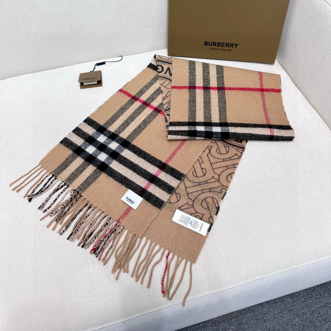  Burberry · 双面两用标签印花羊绒围巾🧣❗️意大利制围巾，选用柔软羊绒面料制成。一面装饰 Bu