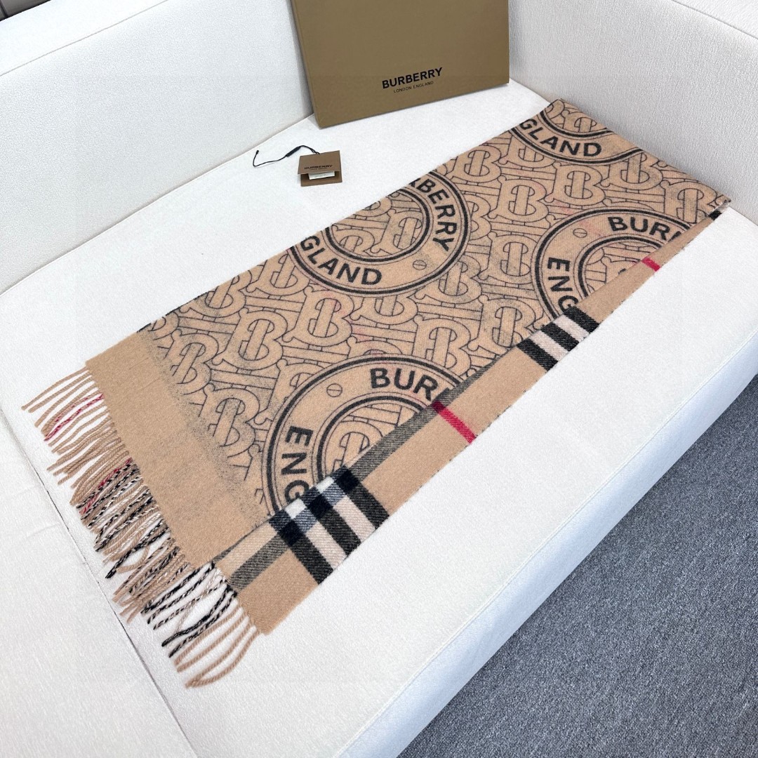  Burberry · 双面两用标签印花羊绒围巾🧣❗️意大利制围巾，选用柔软羊绒面料制成。一面装饰 Bu