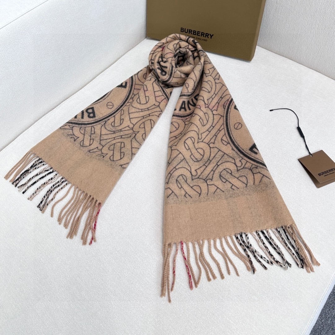  Burberry · 双面两用标签印花羊绒围巾🧣❗️意大利制围巾，选用柔软羊绒面料制成。一面装饰 Bu