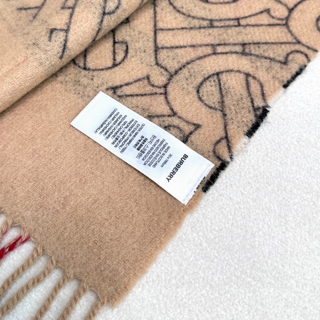  Burberry · 双面两用标签印花羊绒围巾🧣❗️意大利制围巾，选用柔软羊绒面料制成。一面装饰 Bu