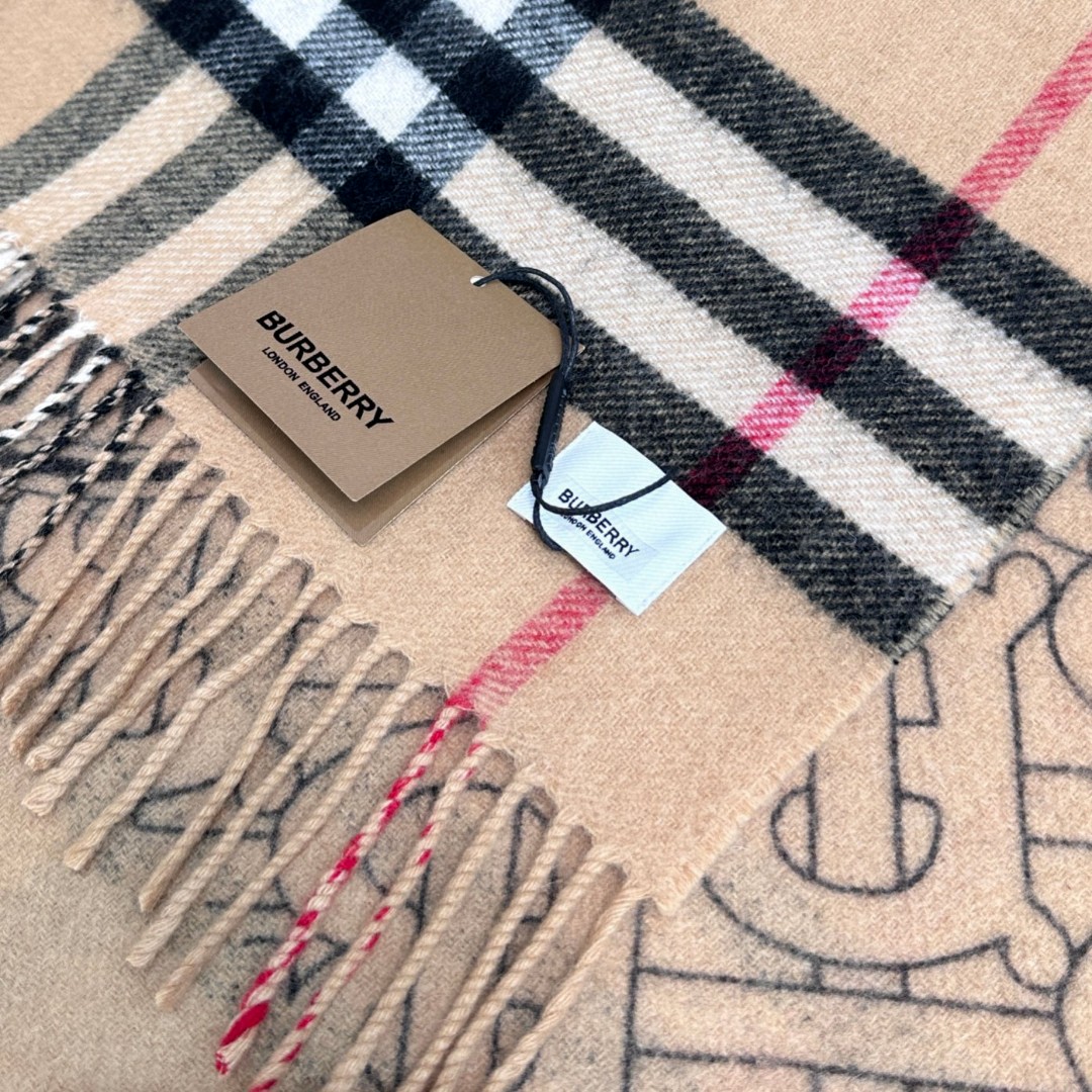  Burberry · 双面两用标签印花羊绒围巾🧣❗️意大利制围巾，选用柔软羊绒面料制成。一面装饰 Bu