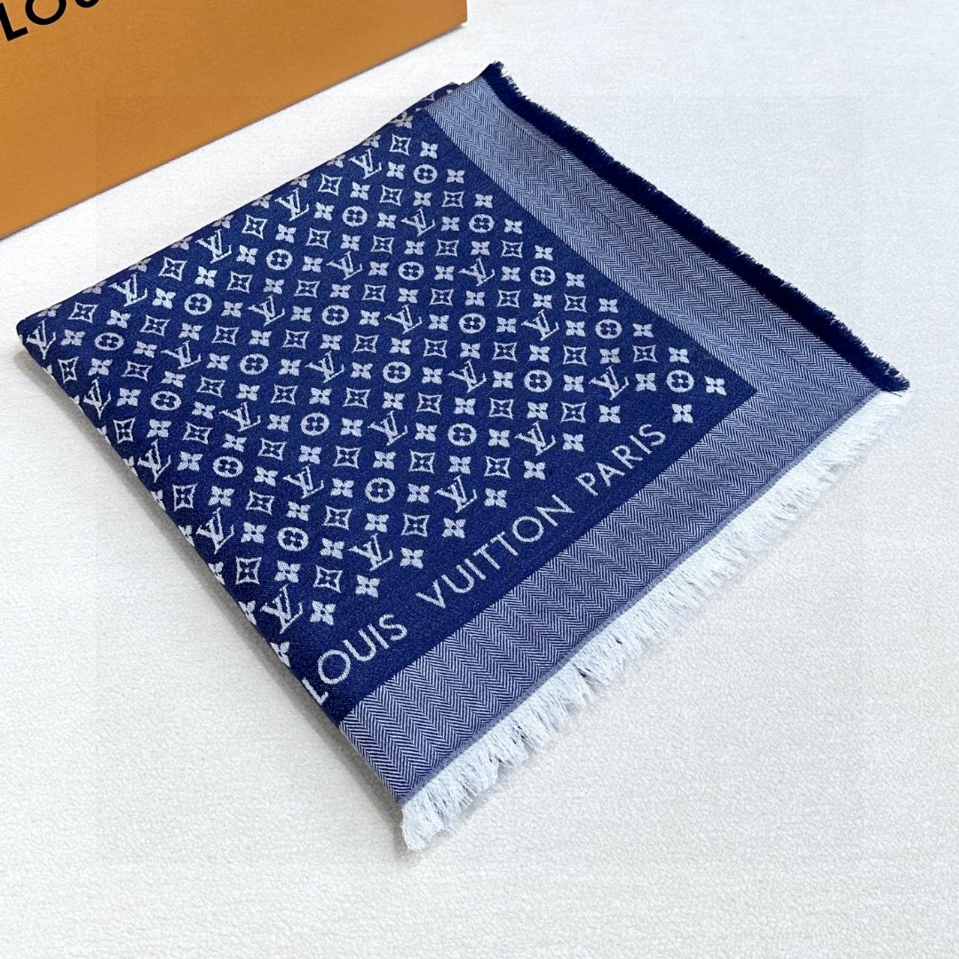   LV新鲜出炉的超赞小披肩~！】披肩尺寸是少有的120cm*120cm，小字母老花的设计，真的超级心水