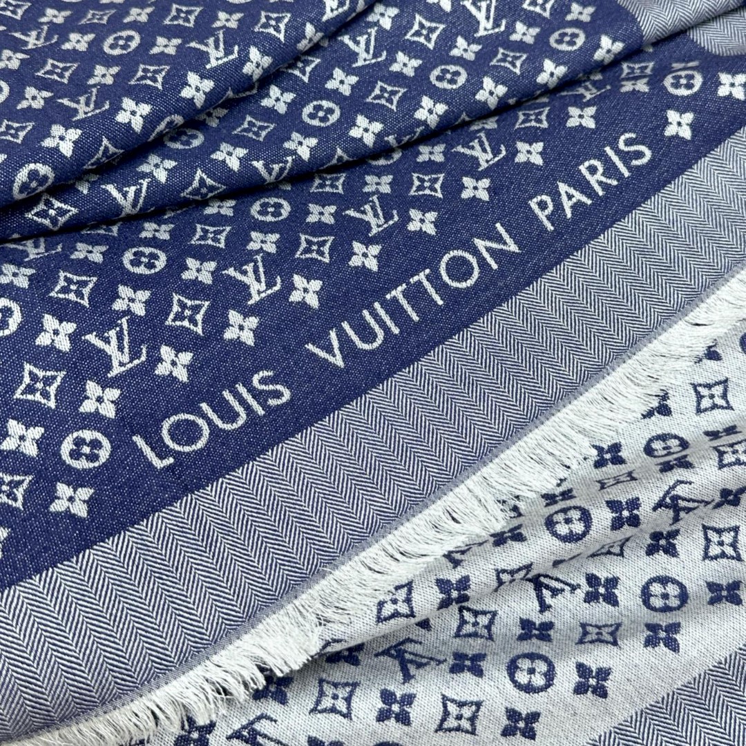  LV新鲜出炉的超赞小披肩~！】披肩尺寸是少有的120cm*120cm，小字母老花的设计，真的超级心水